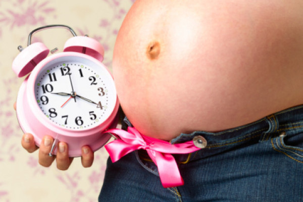 Беременная и часы