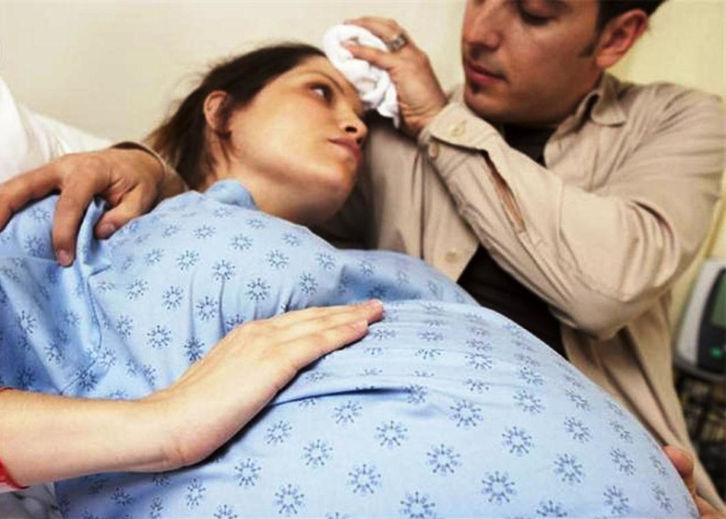 Муж ухаживает за беременной женой