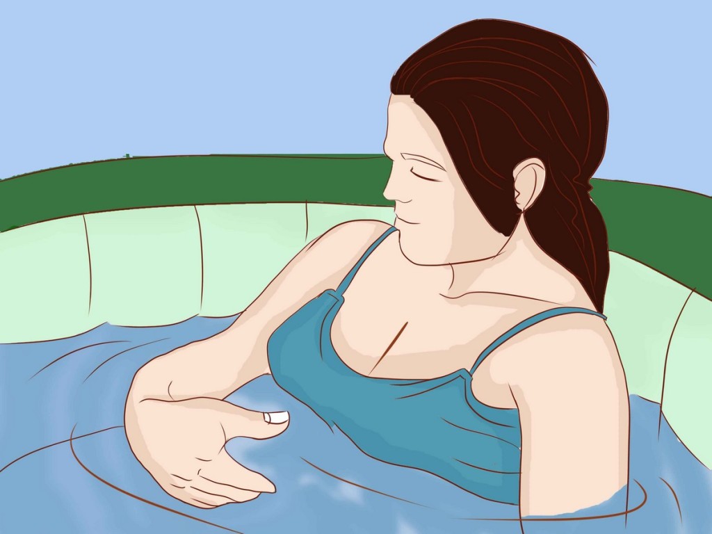 Беременная женщина в ванной