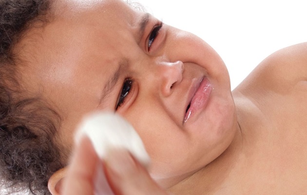 Промывание глазок грудному ребенку
