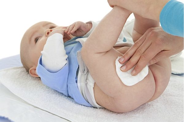 Если менять памперс новорожденным недостаточно часто, можно спровоцировать появление опрелостей