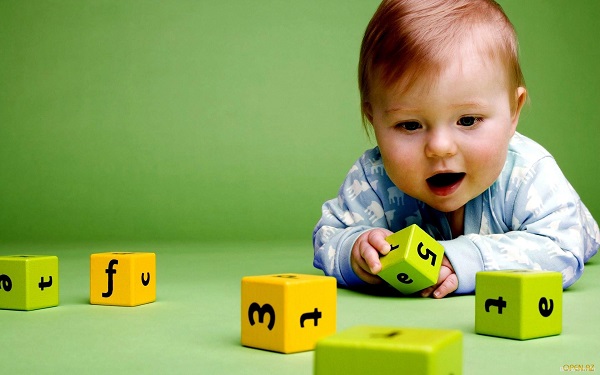 ребенок играет в кубики