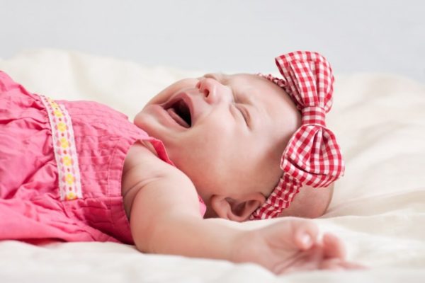 Частый плач может спровоцировать пупочную грыжу у младенца
