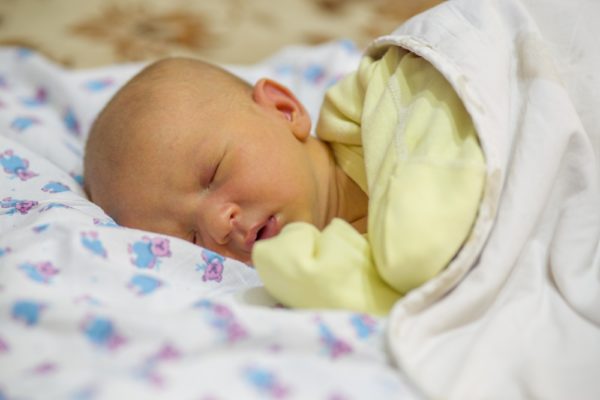 Корректировать уровень билирубина у младенца нужно при признаках желтухи