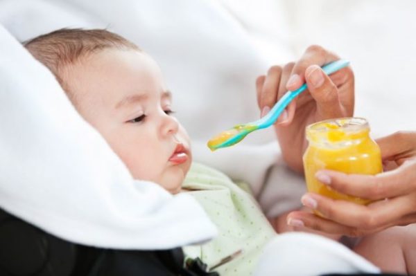 Начало введения прикорма при искусственном вскармливании можно отодвинуть, если ребенок отказывается от еды