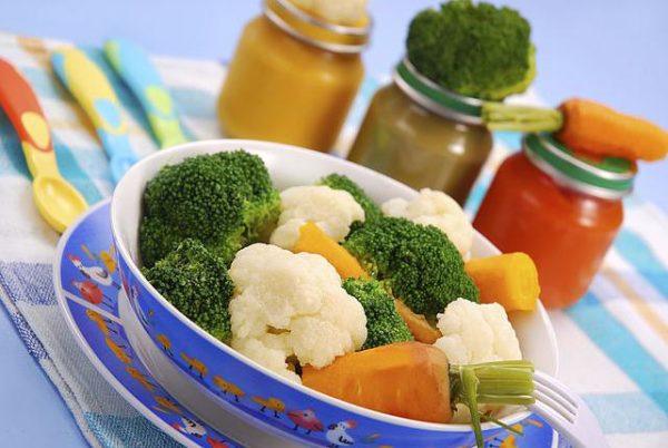 Введение прикорма при искусственном вскармливании начинают с овощей, если ребенок склонен к запорам