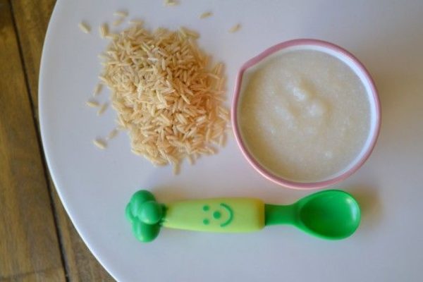 Введение прикорма ребенку в 4 месяца можно начать с рисовой каши
