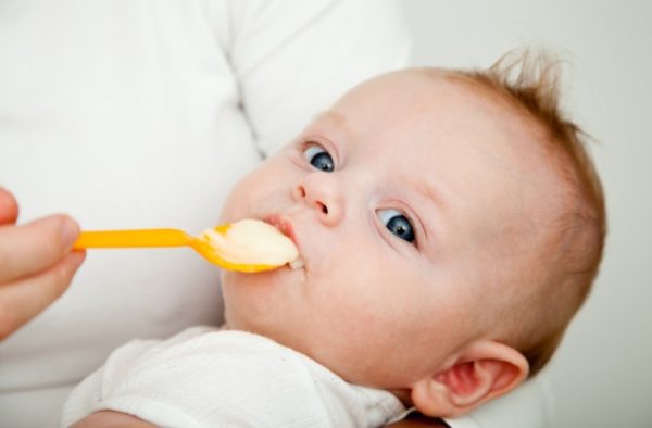 Введение прикорма ребенку в 6 месяцев можно начать с каши