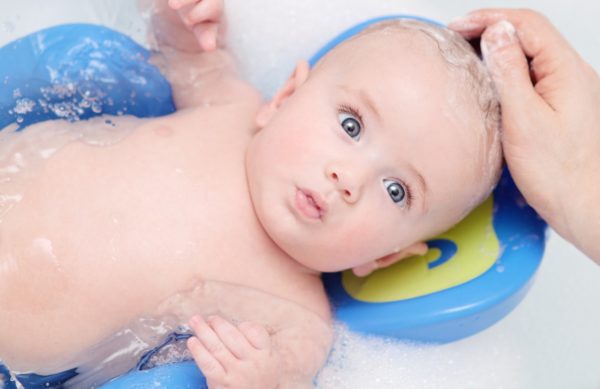 Режим дня ребенка в 3 месяца предполагает вечернее купание