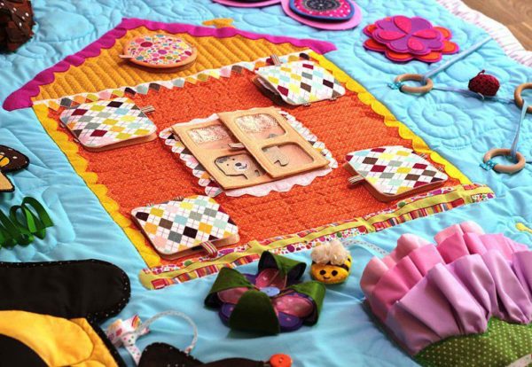 Равивающий коврик - прекрасная игрушка, которую легко сделать своими руками