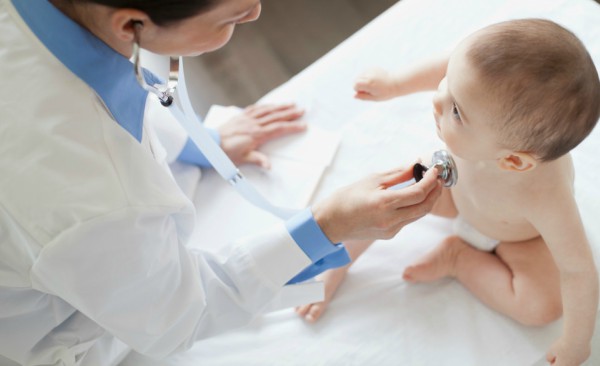 Если размеры родничка у новорожденного не вписываются в норму, нужно посетить врача
