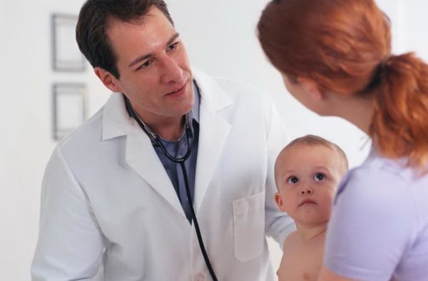 Если у ребенка слишком большой или долго не зарастающий родничок, лучше показаться врачу
