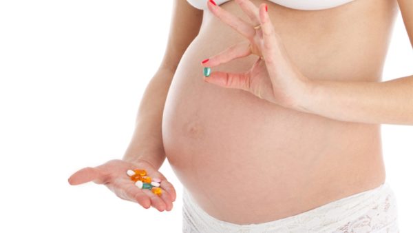 Прием витаминов в избыточном количестве может быть причиной маленького родничка у новорожденного