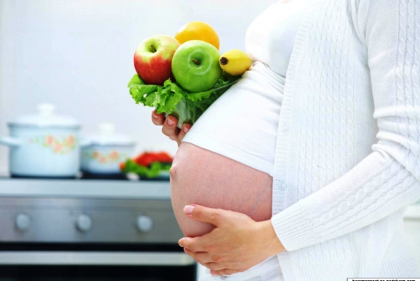 соблюдение диеты способствует устранению запоров при беременности