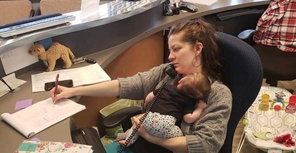 Пользователи Сети сочувствуют маме, приходящей на работу с 5-месячным ребенком