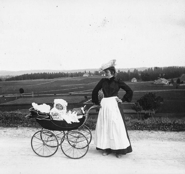 1910 г. Поездка на детской коляске во французской деревне