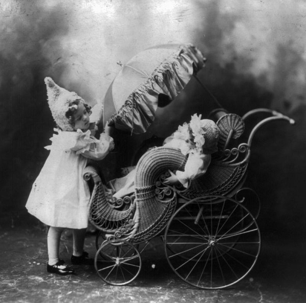 1901 г. Брат и сестра вносят коррективы в солнцезащитную коляску