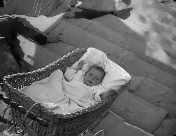 Ребенок в коляске падает по «Одесским ступеням» из фильма «Броненосец Потемкин», 1925 г.
