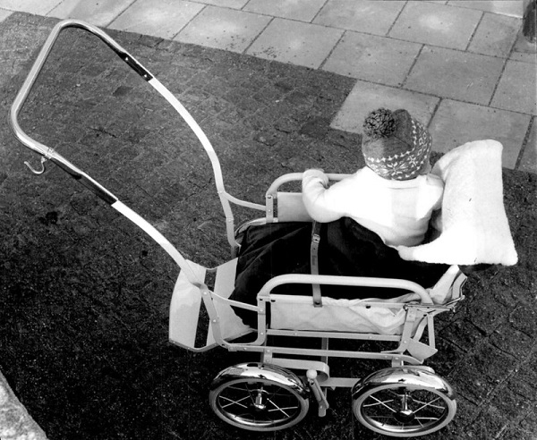 Малыш в легкой спортивной коляске, 1959 г.