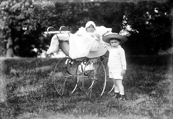 Двое детей наследного принца Пруссии, 1907