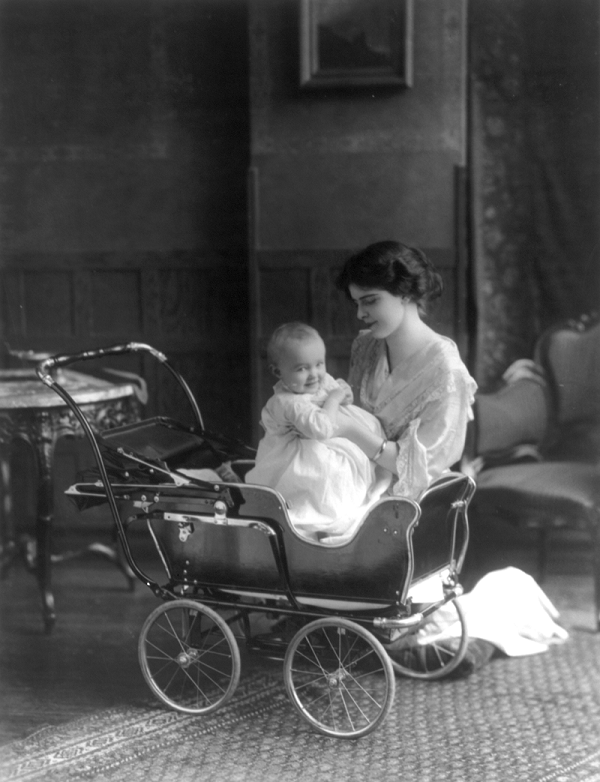 Женщина и младенец с детской коляской, 1913 г.