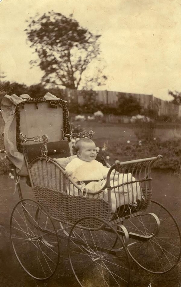 1914 г. Малыш Чармейн, 7 месяцев, сидит в сложной детской коляске