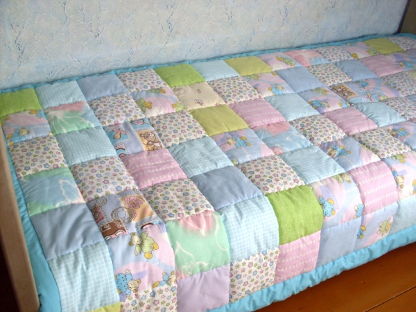 Лоскутное одеяло из старых вещей - способ оставить память о первых месяцах жизни ребенка