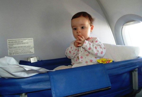 самолетная люлька для путешествий с новорожденным