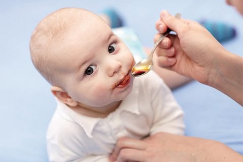 как дать младенцу лекарство