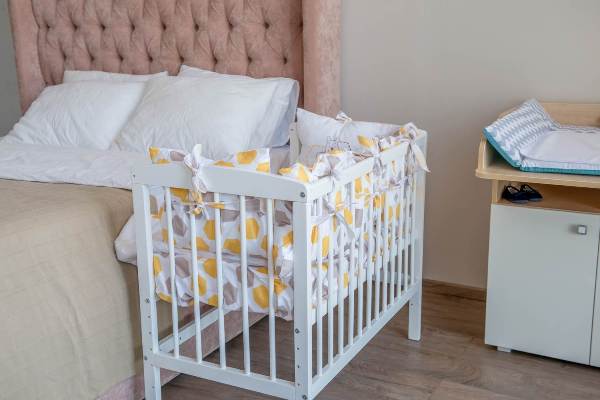 Приставная кроватка - приспособление для новорожденных, которое облегчит маме жизнь