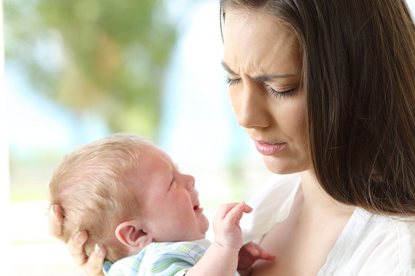 Признаки, что новорожденного надо срочно вести к врачу - постоянный плач