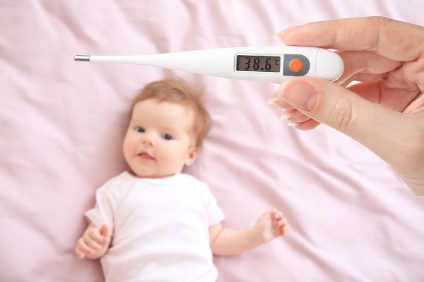 повышенная температура тела - признак, что новорожденного нужно срочно вести к врачу